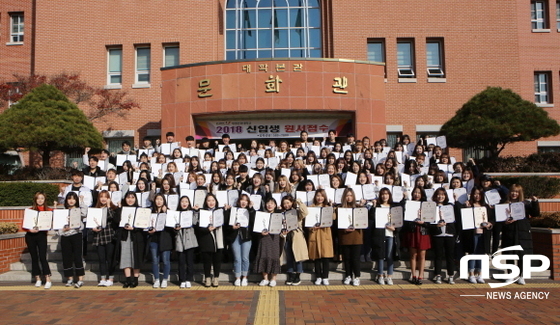 NSP통신-제31회 대구광역시장배 미용경기대회 135명의 수상자들과 지도교수들이 파이팅을 외치며 즐거워하고 있다. (계명문화대학교)