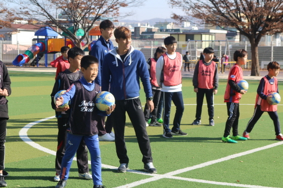 NSP통신-성남FC 선수들이 태평초등학교 학생들과 스포츠스타 체육교실 행사에서 축구 클리닉을 진행하고 있다. (성남FC)