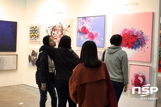 NSP통신-대구아트페어를 방문한 시민들이 Art G&G 전시회를 방문해 작품을 관람하고 있다. (김덕엽 기자)
