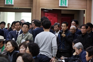 [NSP PHOTO]홍준표 자유한국당 대표 강연에 행사장 뛰쳐나오는 친박 단체 회원들