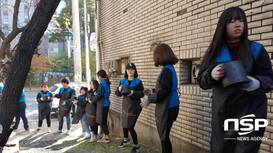 NSP통신-영진전문대학 사회봉사단이 지난 10일 사랑의 연탄 5000장은 대구 북구 대현동과 고성동 일대 이웃들에게 전달했다. 사진은 이 대학 재학생들이 연탄을 전달하는 모습. (영진전문대학)