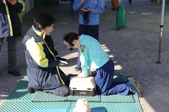NSP통신-119안전체험마당 행사에 참여한 학생이 마네킹을 활용해 심폐소생술을 체험하고 있다. (분당소방서)