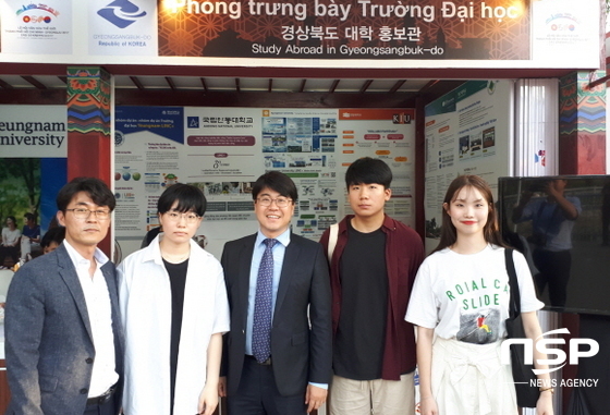 NSP통신-대학 홍보관 앞에 선 경일대 김현우 LINC+ 사업단장(사진 한가운데)과 학생들 모습. (경일대)