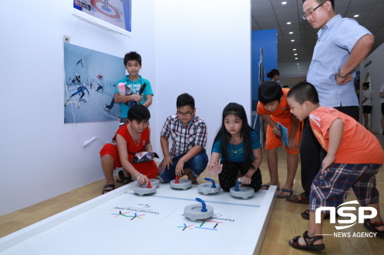 NSP통신-한국관광공사 홍보관 평창올림픽 컬링 체험을 즐기고 있는 베트남 어린이들 (경주세계문화엑스포)