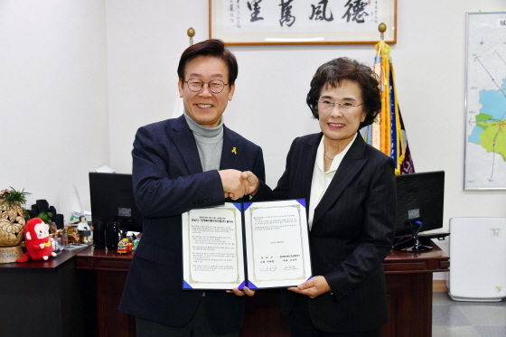 NSP통신-이재명 성남시장(왼쪽)과 고석주 한국빠이롯드만년필 대표(오른)가 성남제1공단 역사 기록·보존에 관한 협약 후 악수를 하고 있다. (성남시)