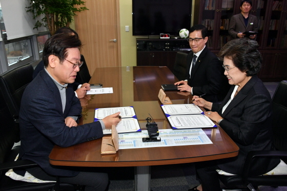 NSP통신-이재명 성남시장(왼)은 13일 오후 3시 시장실에서 고석주 한국빠이롯드만년필 대표(오른)와 성남제1공단 역사 기록·보존에 관한 협약을 했다. (성남시)