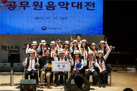 NSP통신-경기도교육청 직원 3명이 포함된 취선악이 제11회 공무원음악대전에서 대상을 수상한 가운데 기념촬영을 하고 있다. (경기도교육청)