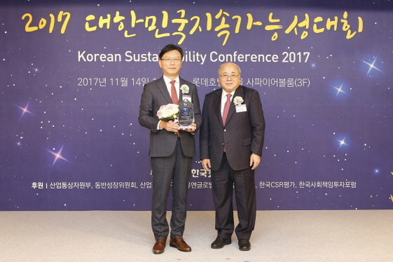 NSP통신-조성형 매일유업 부사장(왼쪽)과 백수현 한국표준협회장