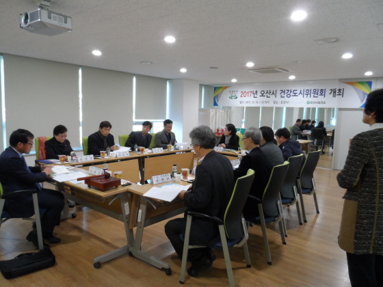 NSP통신-오산시 건강도시위원회가 건강도시 발전계획에 대해 회의를 하고 있다. (오산시)