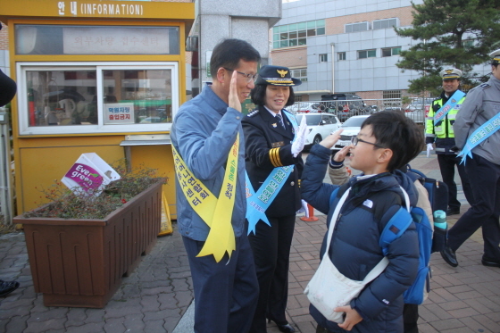 NSP통신-가현초등학교 입구에서 현춘희 김포 경찰서장을 비롯한 관계자들이 교통안전 캠페인을 실시하고 있다. (김포경찰서)