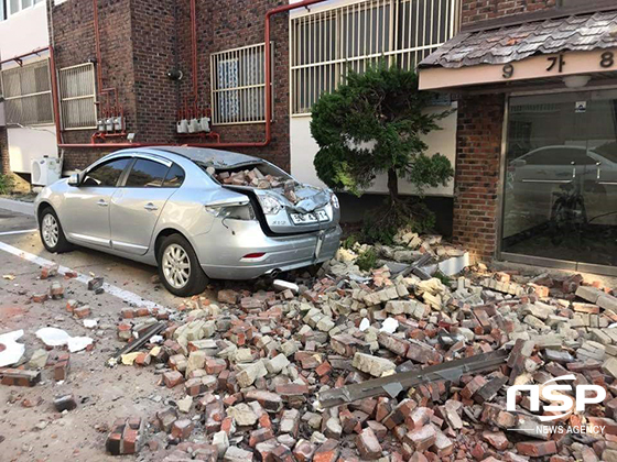 NSP통신-포항북구 환여동 모 빌라에서 지진으로 벽돌이 쏟아져인근 주차된 차량을 덮쳤다 (독자)