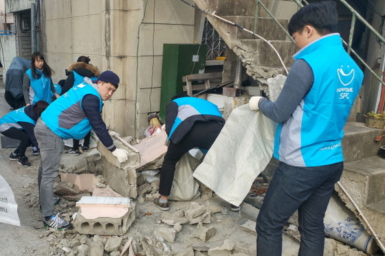 NSP통신-SPC그룹 임직원들이 17일 경북 포항시 지진 피해지역을 찾아 봉사활동을 펼치고 있다. (SPC그룹 제공)