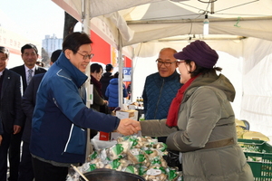 [NSP PHOTO]이재명 성남시장, 직거래 장터 참여 농어민 격려