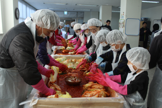 NSP통신-오산시시설관리공단이 사단법인 오산시자원봉사센터와 김장 나눔 행사를 펼치고 있다. (오산시)