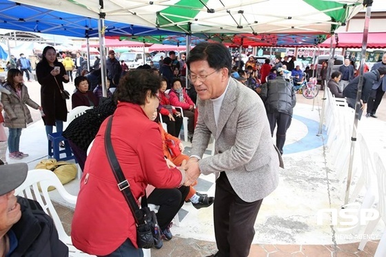 NSP통신-강인규 나주시장(사진 오른쪽)이 전통시장을 찾아 상인들과 인사하고 있다. (나주시)