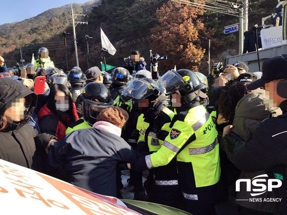 NSP통신-경찰이 성주 사드기지로 공사용 트럭 반입저지에 나선 주민들과 대치를 벌이고 있다. (소성리 종합 상황실)