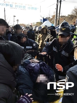 NSP통신-경찰 대치 과정에 부상당한 주민이 119구급대에 의해 병원으로 호송되고 있다. (소성리 종합 상황실)