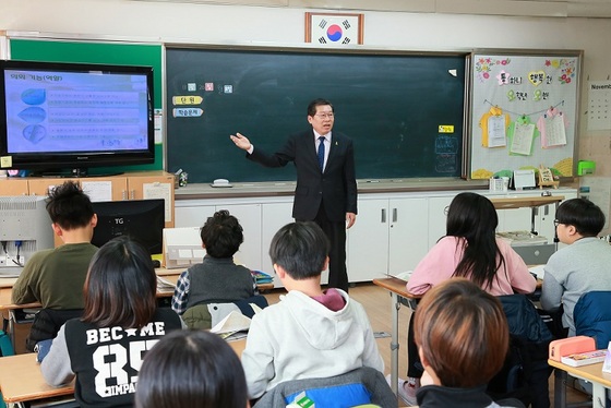 NSP통신-김동수 위원장 초지초등학교에서 1일 명예교사 수업을 진행하고 있다. (안산시의회)