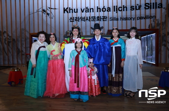 NSP통신-한국전통혼례를 치른 가족이 기념 사진을 찍고 있다. (경주엑스포)