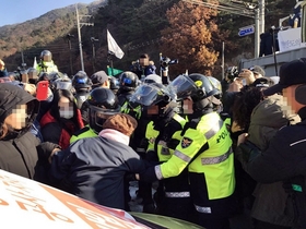 [NSP PHOTO]성주 사드기지 공사용 트럭 반입에 경찰병력 60개 중대 투입