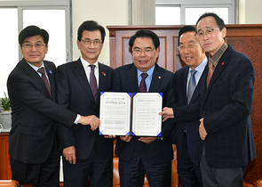 [NSP PHOTO]김관용 경북도지사, 국회 예결위, 국토교통위원회에 공동건의문 전달