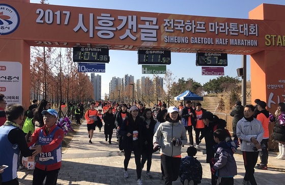 NSP통신-제3회 시흥갯골 전국하프마라톤대회 참가 선수들이 출발 하고 있다. (시흥시)