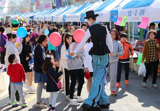 NSP통신-▲2017 도전한국인 자치단체/축제 시상식에서 태안 거리축제가 지역축제부문 대상을 차지했다. (태안군)