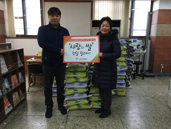 NSP통신-쌀 20kg 100포 안양6동 행정복지센터 기탁 모습. (한국다문화사랑공동체)