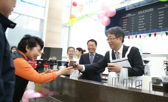 NSP통신-박상우 LH사장이 직접 음료를 만들어 고객에게 전달하고 있다. (한국토지주택공사)