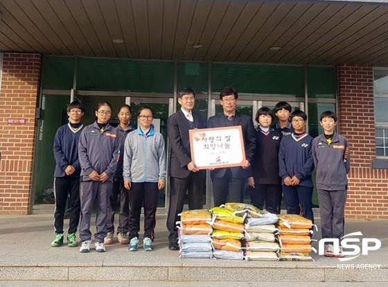 NSP통신-22일 열린 장흥군공무원노동조합 사랑의 쌀 전달식. (장흥군)