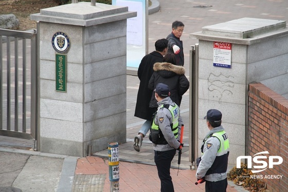 NSP통신-광문고등학교 제39지구 제3시험장에 마지막으로 들어가는 수험생. (박승봉 기자)