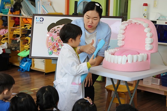 NSP통신-지난 16일 그림나라어린이집에서 평택 유디치과의원 강은수 치위생사가 구강모형을 이용해 올바른 칫솔질 교육을 진행하고 있다 (유디치과)