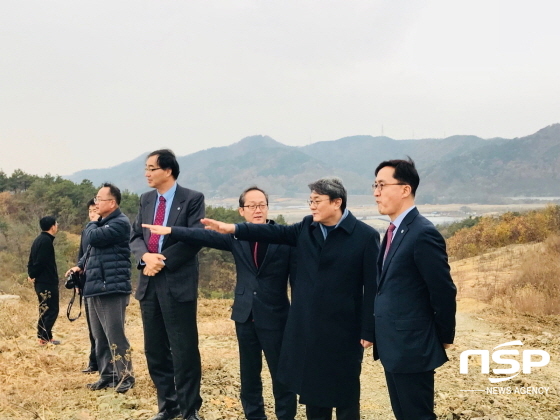 NSP통신-한국폴리텍대학 이우영 이사장이 영천을 찾아 대학부지 등을 방문해 최종점검을 하고 있다. (영천시)