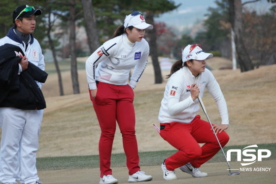 NSP통신-24일 첫째날 열린 포볼게임에서 KLPGA팀 1조인 김지현(오른쪽 첫번째)과 최혜진 선수가 퍼팅라인를 확인하고 있다.
