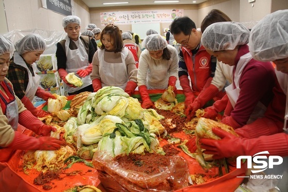 NSP통신-광명롯데프리미엄아울렛서 사랑을 전하는 희망나눔 김장행사에 봉사자들이 김치를 담그고 있다. (박승봉 기자)