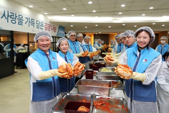 NSP통신-대우건설 광화문 본사에서 송문선 대우건설 대표(왼쪽)와 임직원들이 아동복지시설 은평 천사원에 기부할 김장을 하고 있다. (대우건설)