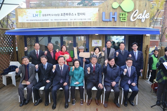 NSP통신-오픈하우스 행사에 참석한 박상우 LH사장(왼쪽 5번째)을 비롯한 관계자들이 LH팜 오픈 행사를 하며 파이팅을 외치고 있다. (LH)