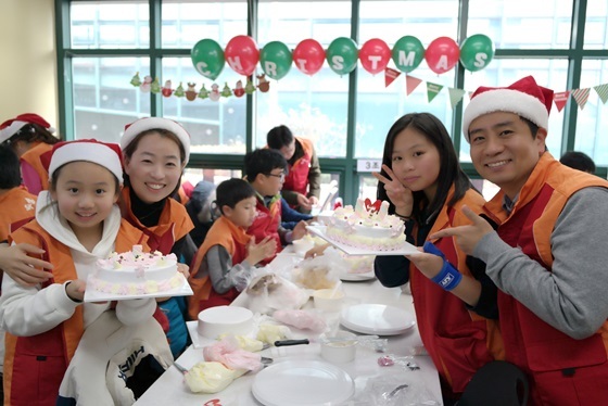 NSP통신-사진은 SK건설 임직원 가족이 직접 만든 케이크를 들고 기념촬영을 하고 모습. (SK건설)