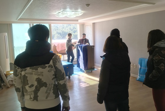 NSP통신-포항 원동 부영 사랑으로아파트에 이재민 이삿짐이 옮겨지고 있다. (부영)