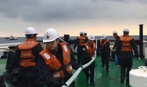 [NSP PHOTO]목포해경, 신안군 해상 9명 탄 기관 고장 어선 예인