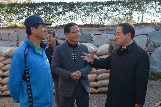 NSP통신-최형식 담양군수(사진 맨 오른쪽)이 공공비축미 및 시장격리곡 현장을 찾아 관계자들과 대화하고 있다. (담양군)