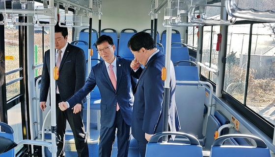 NSP통신-유영록 김포시장이 관계자들과 전기버스를 시승하고 있다. (김포시)