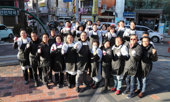 NSP통신-4일 정기열 경기도의장(앞줄 가운데)을 비롯한 자원봉사자들이 행복 연탄 배달 자원봉사 후 기념촬영을 하고 있다. (경기도의회)