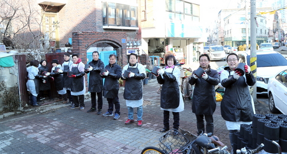 NSP통신-4일 정기열 경기도의장(오른쪽 첫번째)을 비롯한 자원봉사자들이 독거노인 가구와 저소득 세대 가구에 행복 연탄 배달 자원봉사를 하고 있다. (경기도의회)