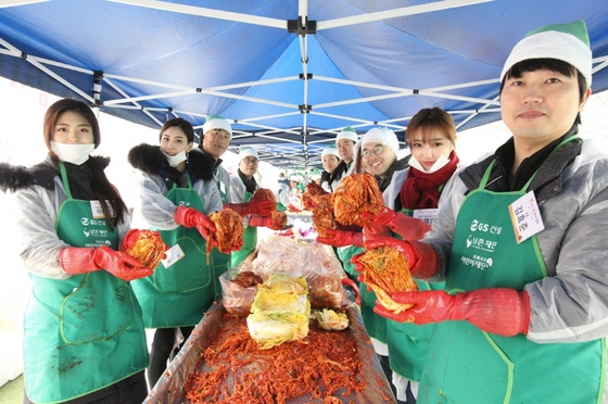 NSP통신-GS건설 김장김치 봉사활동에서 GS건설 임직원 및 임직원 가족들과 미코리더스 회원들이 함께 김장김치를 담그고 있다.