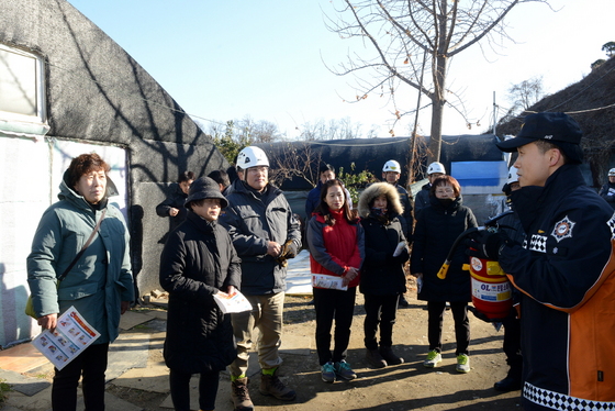 NSP통신-5일 하남시 초일동에 위치한 주거용 비닐하우스 밀집지역에서 경기도 재난안전본부 관계자가 주민들에게 소화기 작동방법 및 화재안전교육을 하고 있다. (경기도재난안전본부)