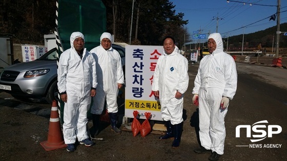 NSP통신-농협광주본부 관계자들이 지난 5일 광산구 삼도동 AI 거점소독시설 현장을 찾아 관계자들을 격려하고 있다. (농협광주본부)