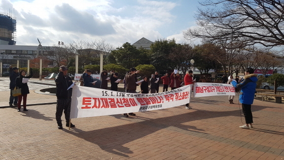NSP통신-구성지구 반대 관외 대책위 주민들 해남군청 앞 항의집회 (윤시현 기자)