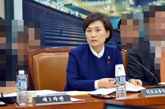 NSP통신-국정감에에 임하고 있는 김현미 국토부 장관 (정동영 의원실)