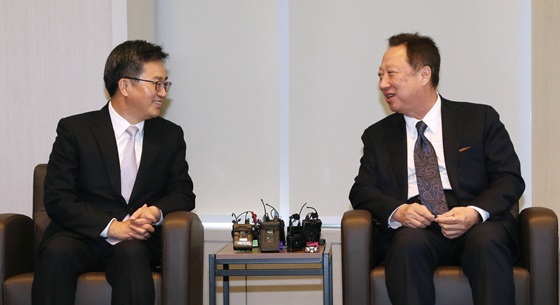 NSP통신-박용만 대한상의 회장(오른쪽)과 김동연 부총리가 경제현안에 대해 논의하고 있다. (대한상의)